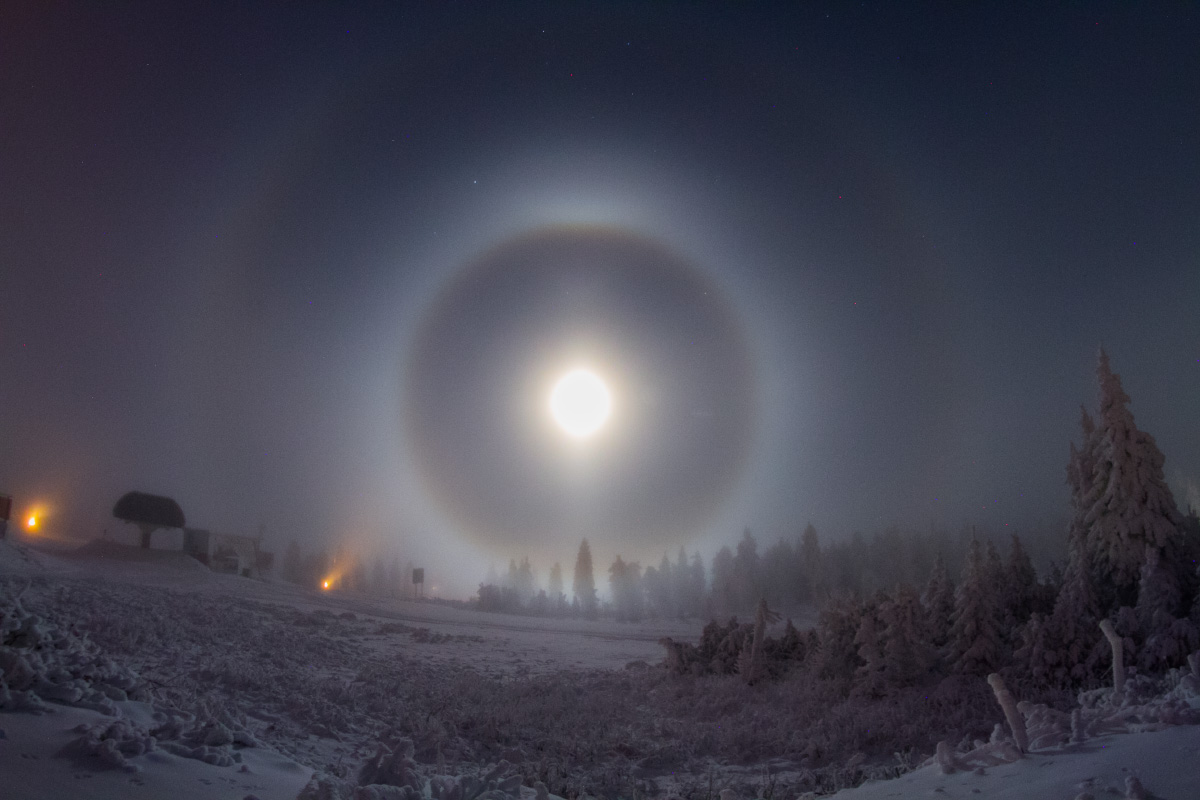 Moon Halo in Maximum Intensity Moon Halo in Maximum Intensity