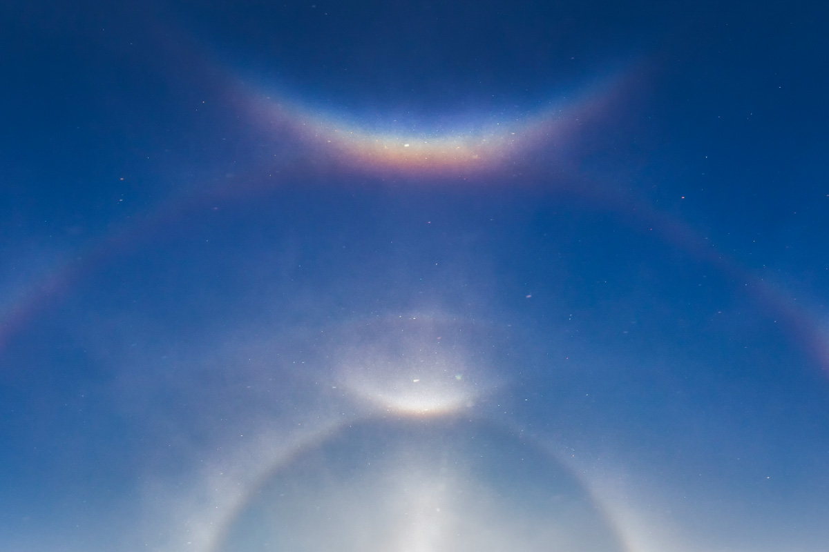 Convex parhelic circle in ice fog Convex parhelic circle in ice fog
