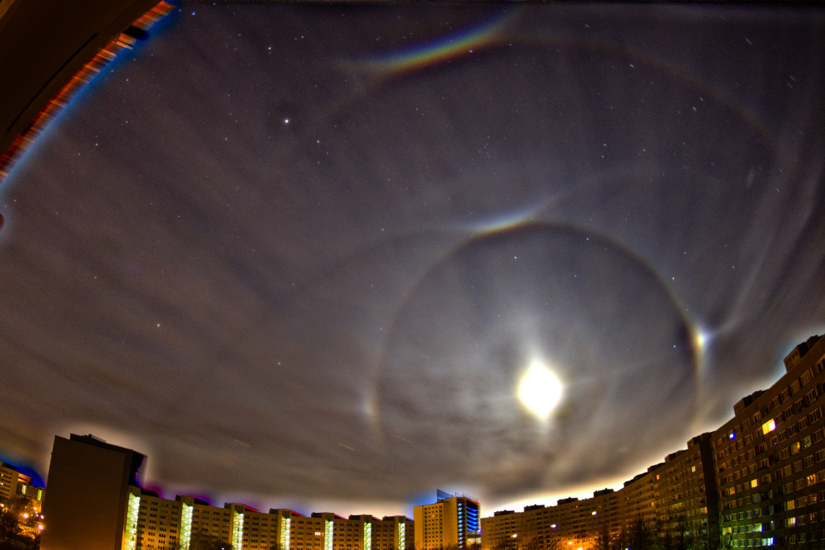 Halo phenomenon around 3 o'clock Halo phenomenon around 3 o'clock