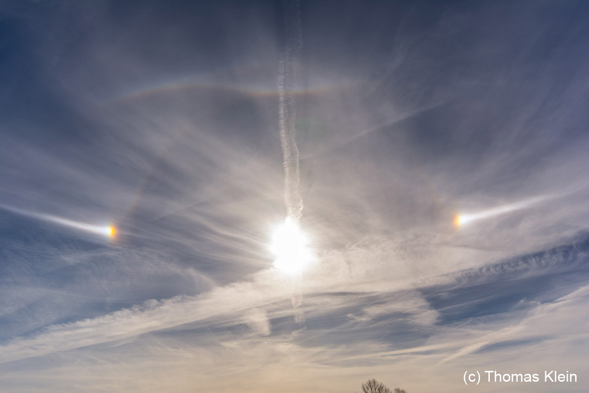 Sundogs with Tail and Lowitz Arcs Sundogs with Tail and Lowitz Arcs