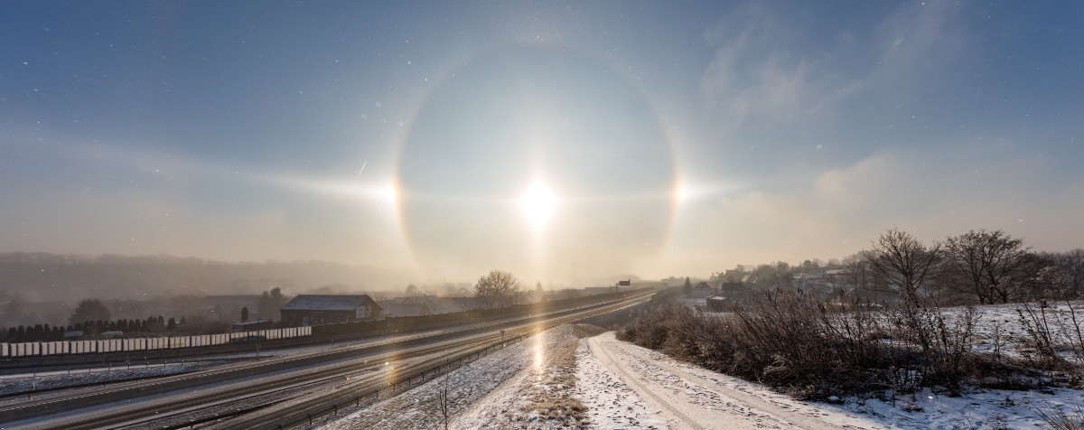 Ice fog halos with subsun and subparhelia Ice fog halos with subsun and subparhelia